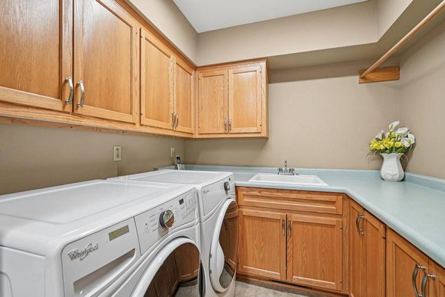 221 Crystal DRIVE, Hartland, WI 53029