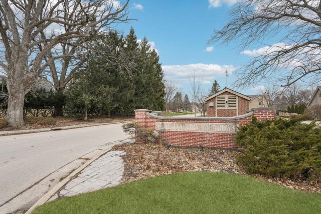 221 Crystal DRIVE, Hartland, WI 53029