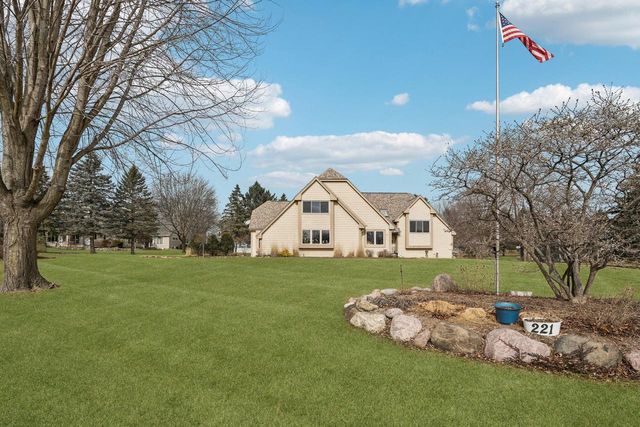 221 Crystal DRIVE, Hartland, WI 53029