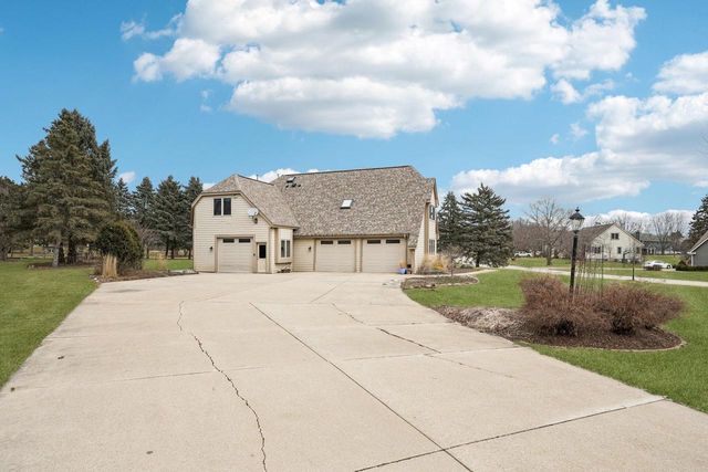 221 Crystal DRIVE, Hartland, WI 53029