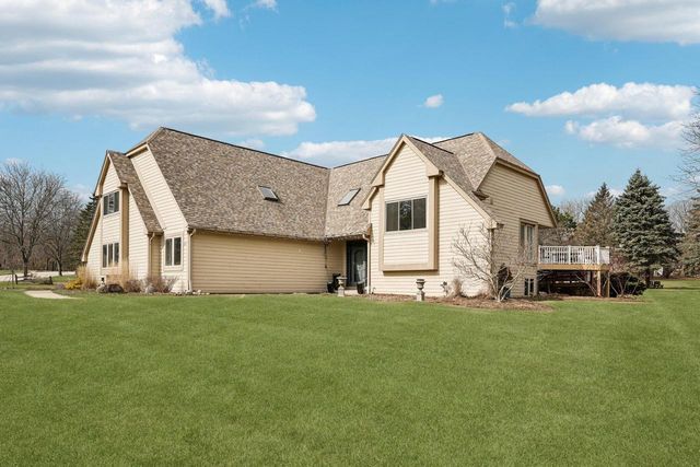 221 Crystal DRIVE, Hartland, WI 53029