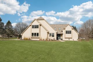 221 Crystal DRIVE, Hartland, WI 53029
