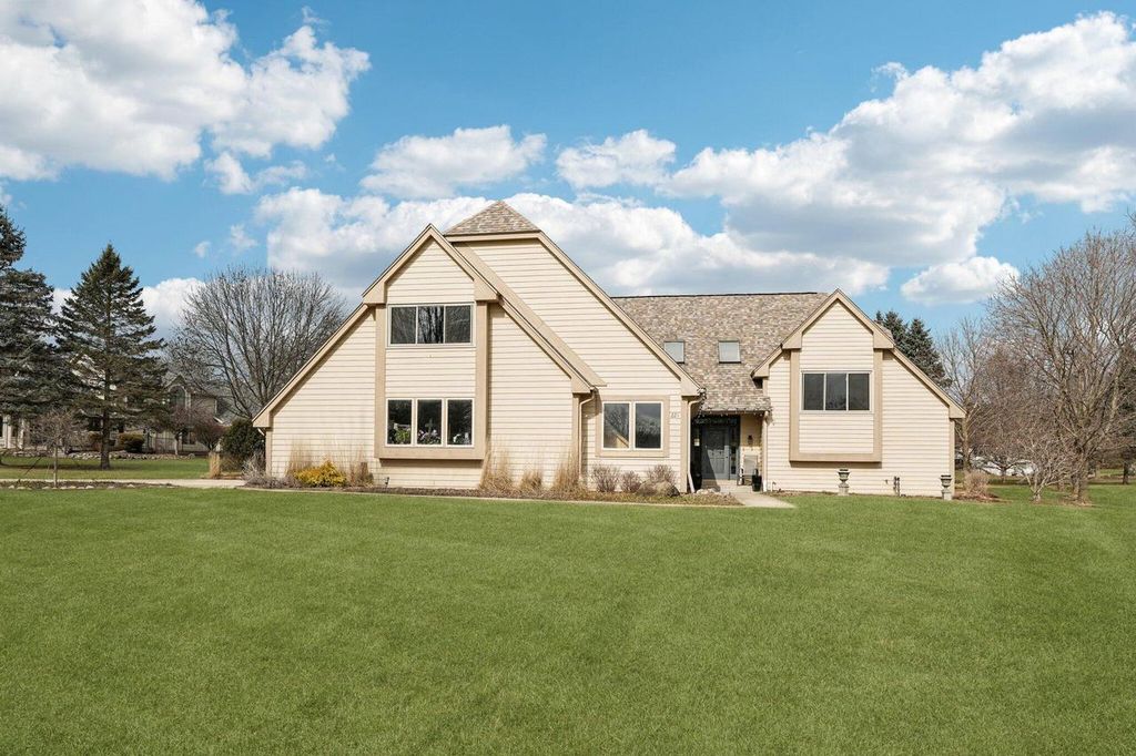 221 Crystal DRIVE, Hartland, WI 53029