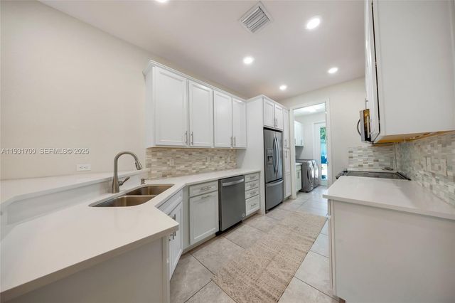5110 Eucalyptus Dr 3, Hollywood, FL 33021