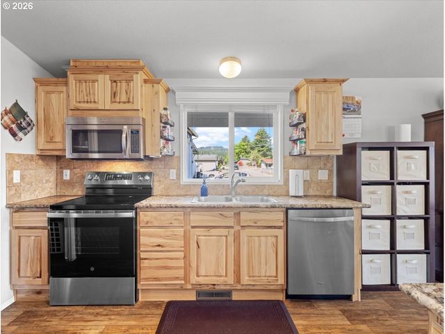 1410 WESTSIDE Hwy, Kelso, WA 98626