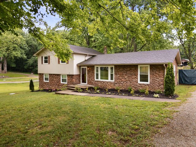108 W Circle Dr, Burns, TN 37029