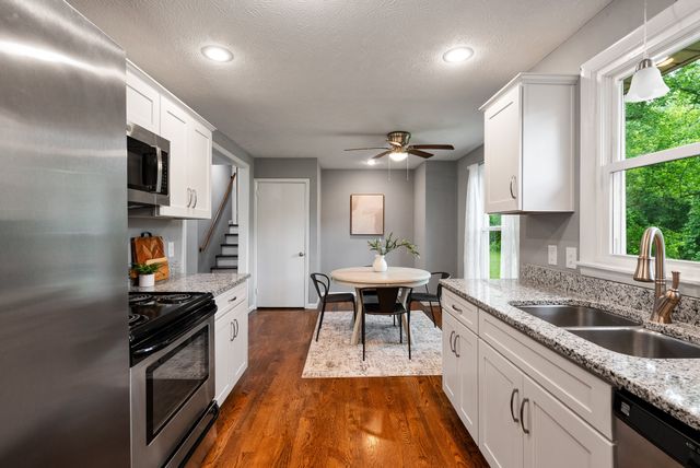 108 W Circle Dr, Burns, TN 37029