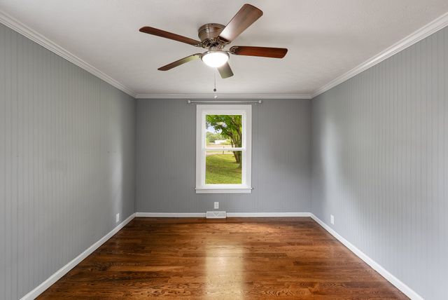 108 W Circle Dr, Burns, TN 37029