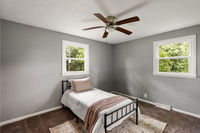 108 W Circle Dr, Burns, TN 37029