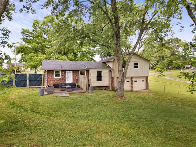 108 W Circle Dr, Burns, TN 37029