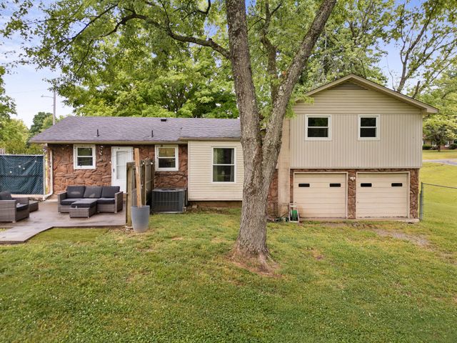 108 W Circle Dr, Burns, TN 37029