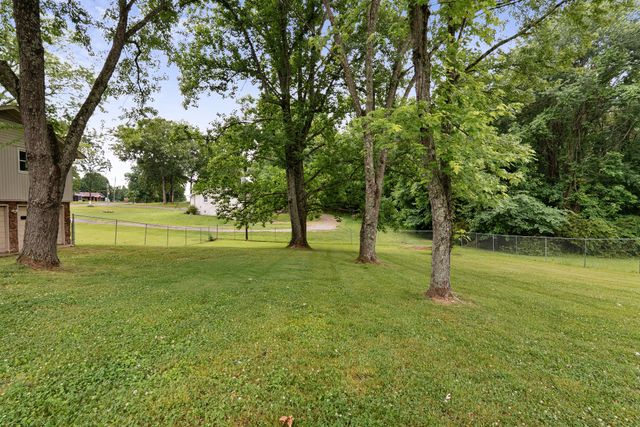 108 W Circle Dr, Burns, TN 37029