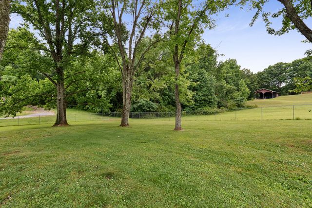 108 W Circle Dr, Burns, TN 37029