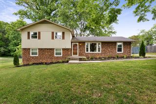 108 W Circle Dr, Burns, TN 37029