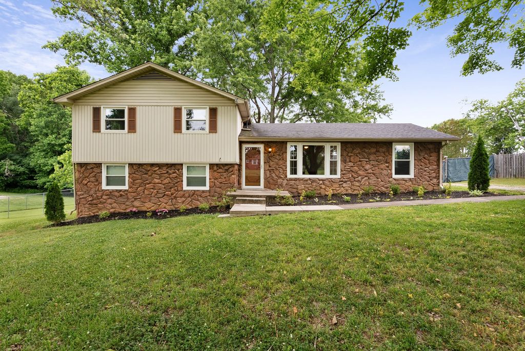 108 W Circle Dr, Burns, TN 37029