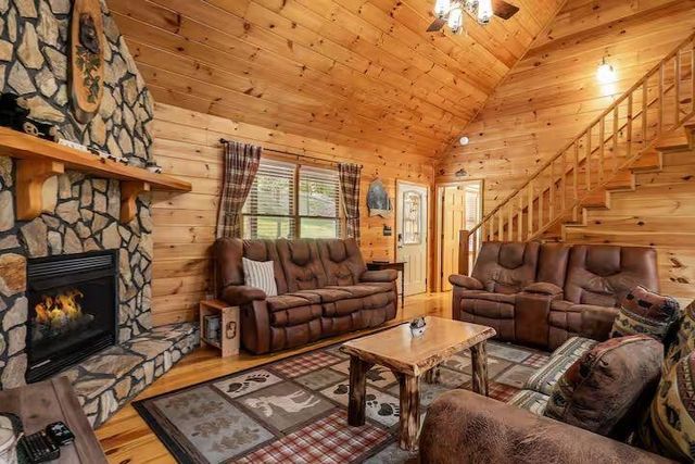 808 Villa Drive, Ellijay, GA 30540
