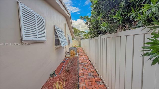 2101 NE 54th Ct, Fort Lauderdale, FL 33308