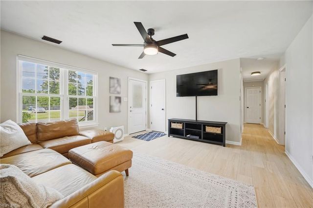 945 Aberdeen LN, Chesapeake, VA 23322