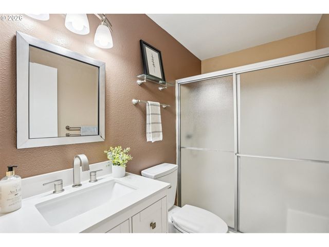 86 KINGSGATE Rd C-103, Lake Oswego, OR 97035