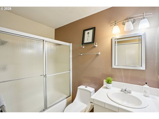 86 KINGSGATE Rd C-103, Lake Oswego, OR 97035