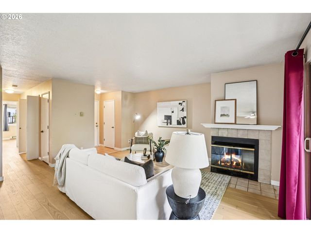 86 KINGSGATE Rd C-103, Lake Oswego, OR 97035