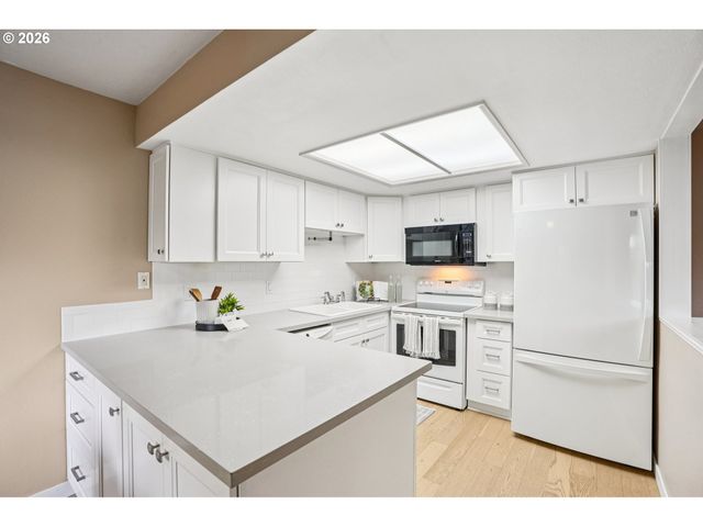 86 KINGSGATE Rd C-103, Lake Oswego, OR 97035