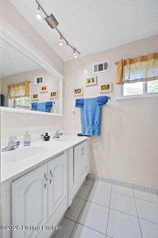 3914 Bayonne Ct, Jeffersontown, KY 40299