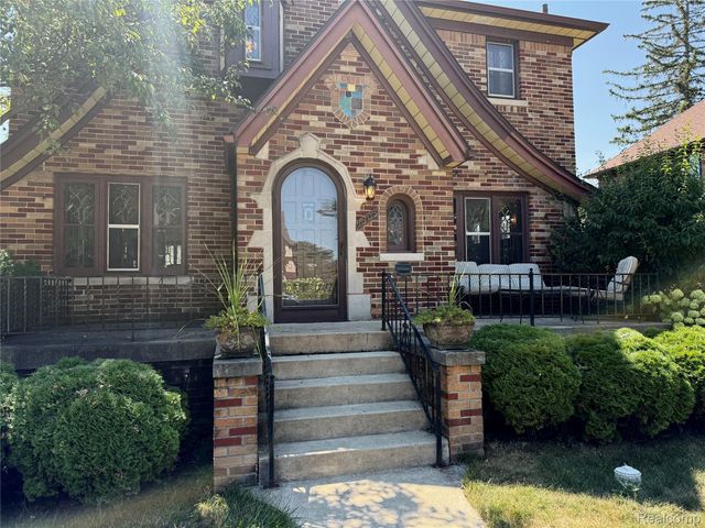 1305 Bedford Road, Grosse Pointe Park, MI 48230