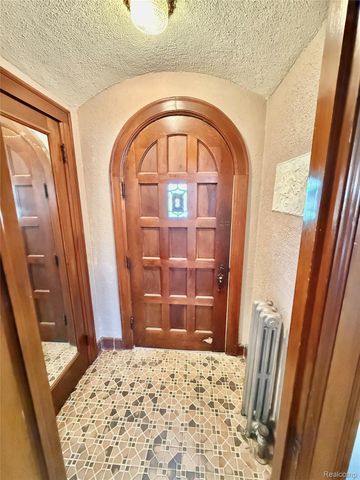 1305 Bedford Road, Grosse Pointe Park, MI 48230