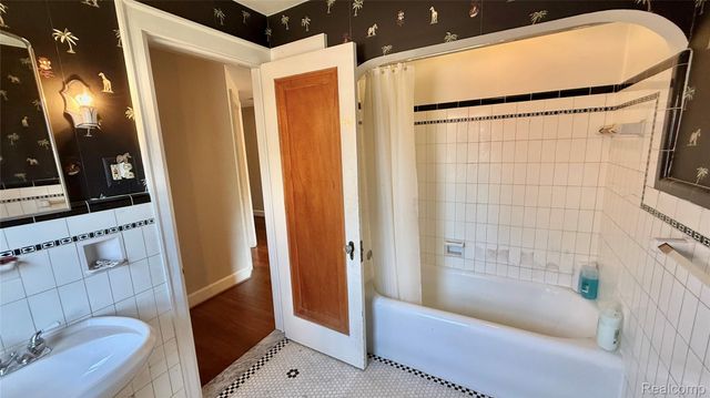 1305 Bedford Road, Grosse Pointe Park, MI 48230
