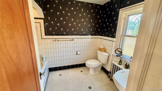 1305 Bedford Road, Grosse Pointe Park, MI 48230