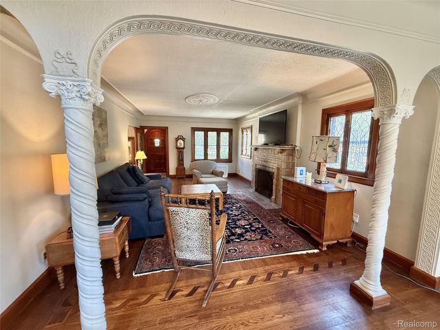 1305 Bedford Road, Grosse Pointe Park, MI 48230