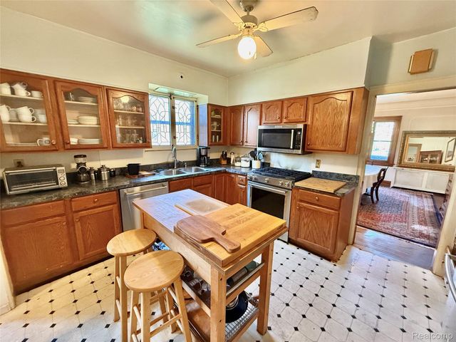 1305 Bedford Road, Grosse Pointe Park, MI 48230