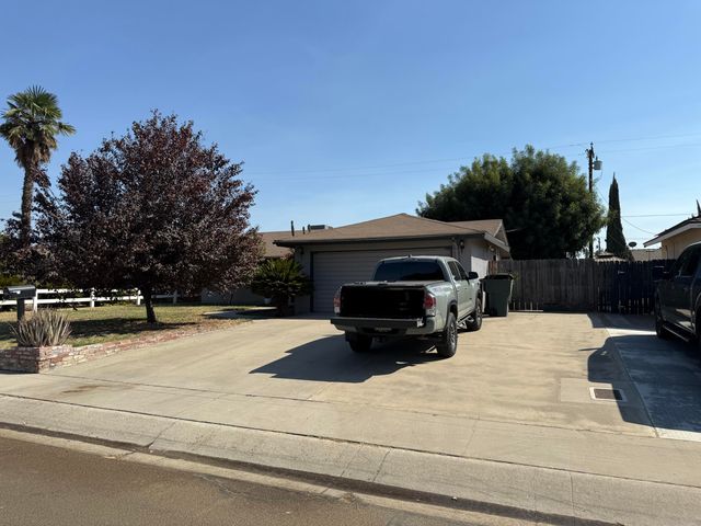 3425 W Laurel Avenue, Visalia, CA 93277