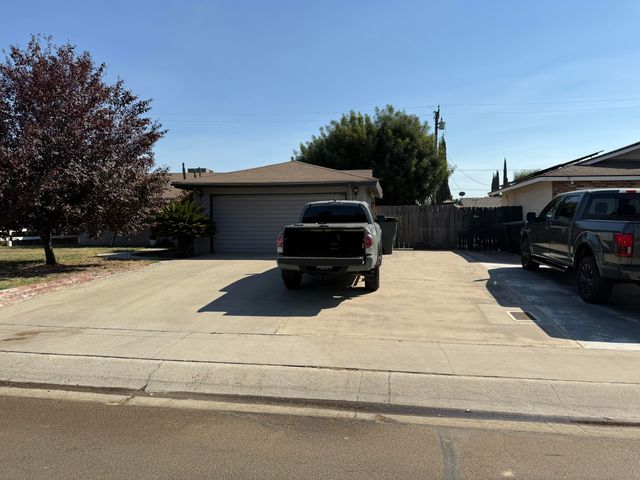 3425 W Laurel Avenue, Visalia, CA 93277