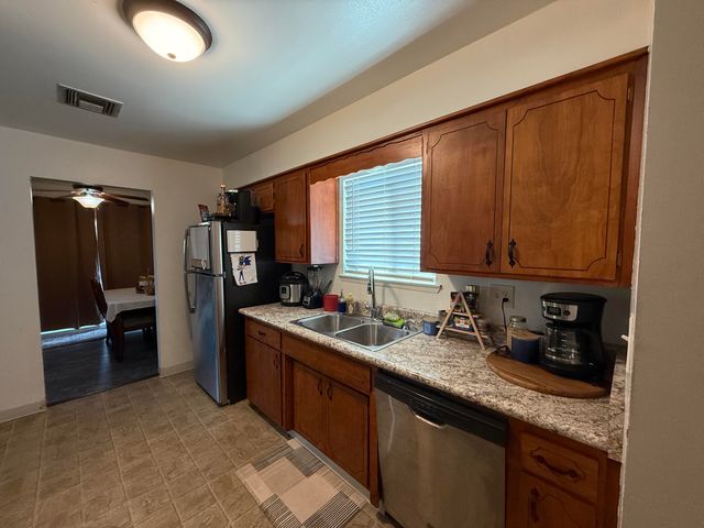 3425 W Laurel Avenue, Visalia, CA 93277