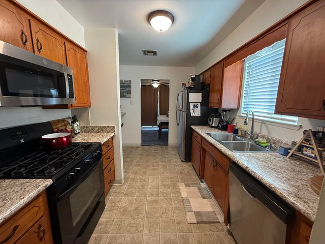 3425 W Laurel Avenue, Visalia, CA 93277