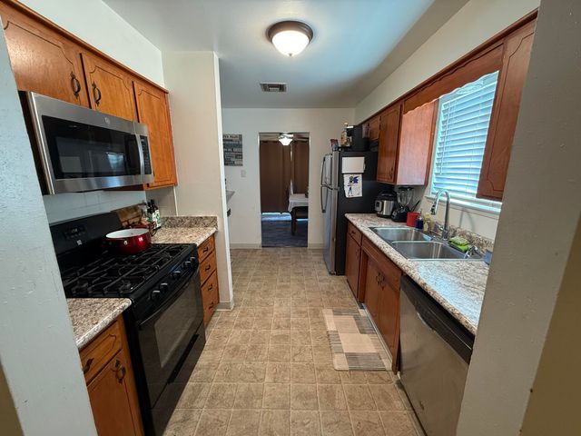 3425 W Laurel Avenue, Visalia, CA 93277