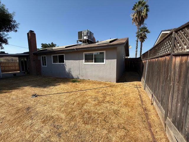 3425 W Laurel Avenue, Visalia, CA 93277