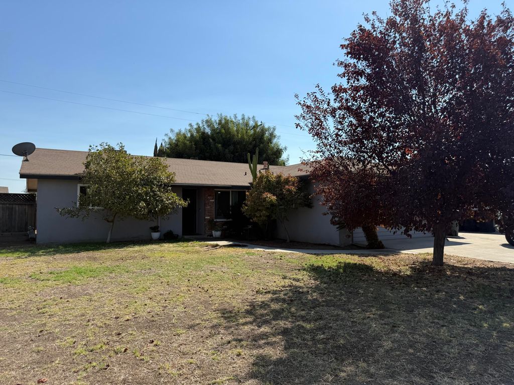 3425 W Laurel Avenue, Visalia, CA 93277