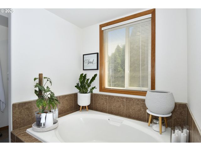 1067 Se DOGWOOD Ln, Gresham, OR 97080