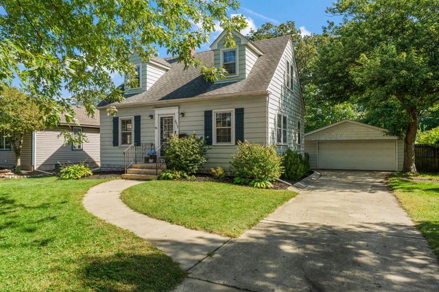 8433 Kraay Avenue, Munster, IN 46321