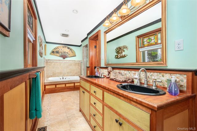 6 White Lane, Hampton Bays, NY 11946