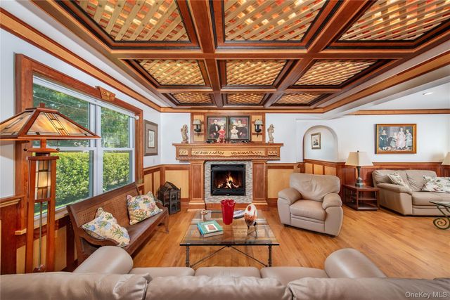 6 White Lane, Hampton Bays, NY 11946