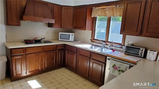 32 Fernridge Road, West Hartford, CT 06107