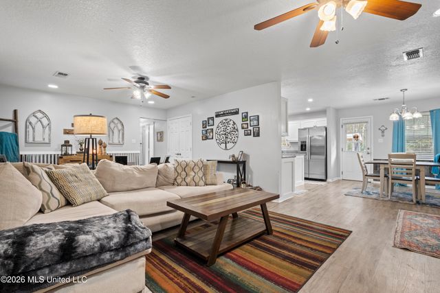 118 Barbara Circle, Ocean Springs, MS 39564