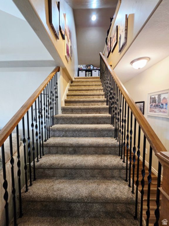 Image 11 of property listing at 9073 N CLUBHOUSE LN, Eagle Mountain, UT 84005