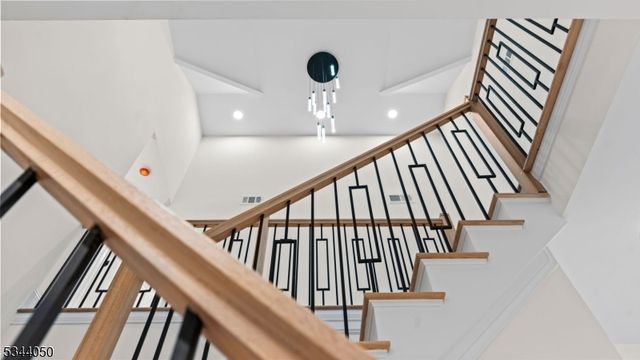 39 Beverly Rd, Livingston Twp., NJ 07039