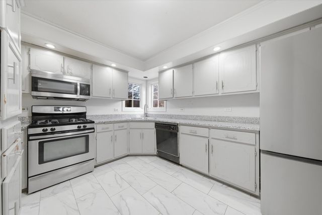 16861 Thackery Avenue, Oak Forest, IL 60452