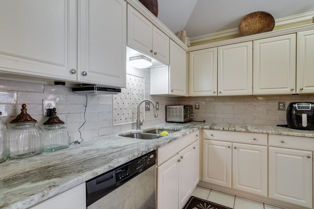 8794 OVERCUP OAKS DR, Memphis, TN 38018